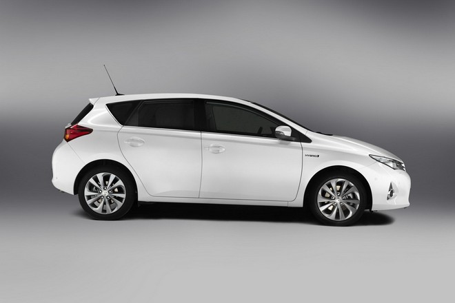 Новая Toyota Auris Hybrid 2013 — экстерьер, фото 2